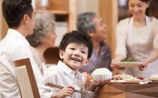 在家陪孩子吃瓜,与孩子共享瓜果乐趣